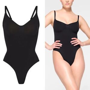 SKIMS SEAMLESS SCULPT THONG BODYSUIT - S/M